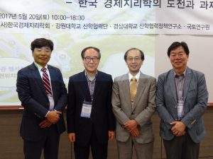 左から曹永國韓国経済地理学会会長、日韓経済委地理学会議の開催を提唱された韓柱成先生、山本健兒会長、南基範先生